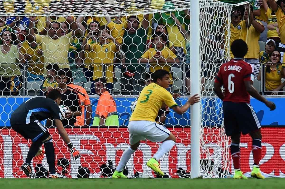 Imagens do gol do zagueiro brasileiro Thiago Silva sobre a Colmbia por todos os ngulos no Castelo