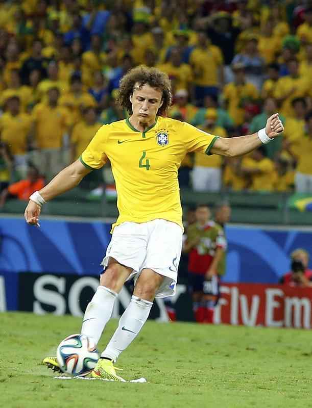 Zagueiro David Luiz marcou um belo gol de falta sobre a Colmbia, nesta sexta