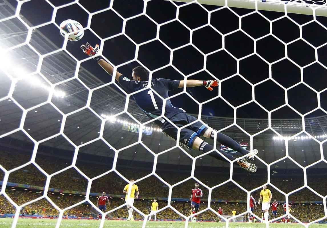 Zagueiro David Luiz marcou um belo gol de falta sobre a Colmbia, nesta sexta