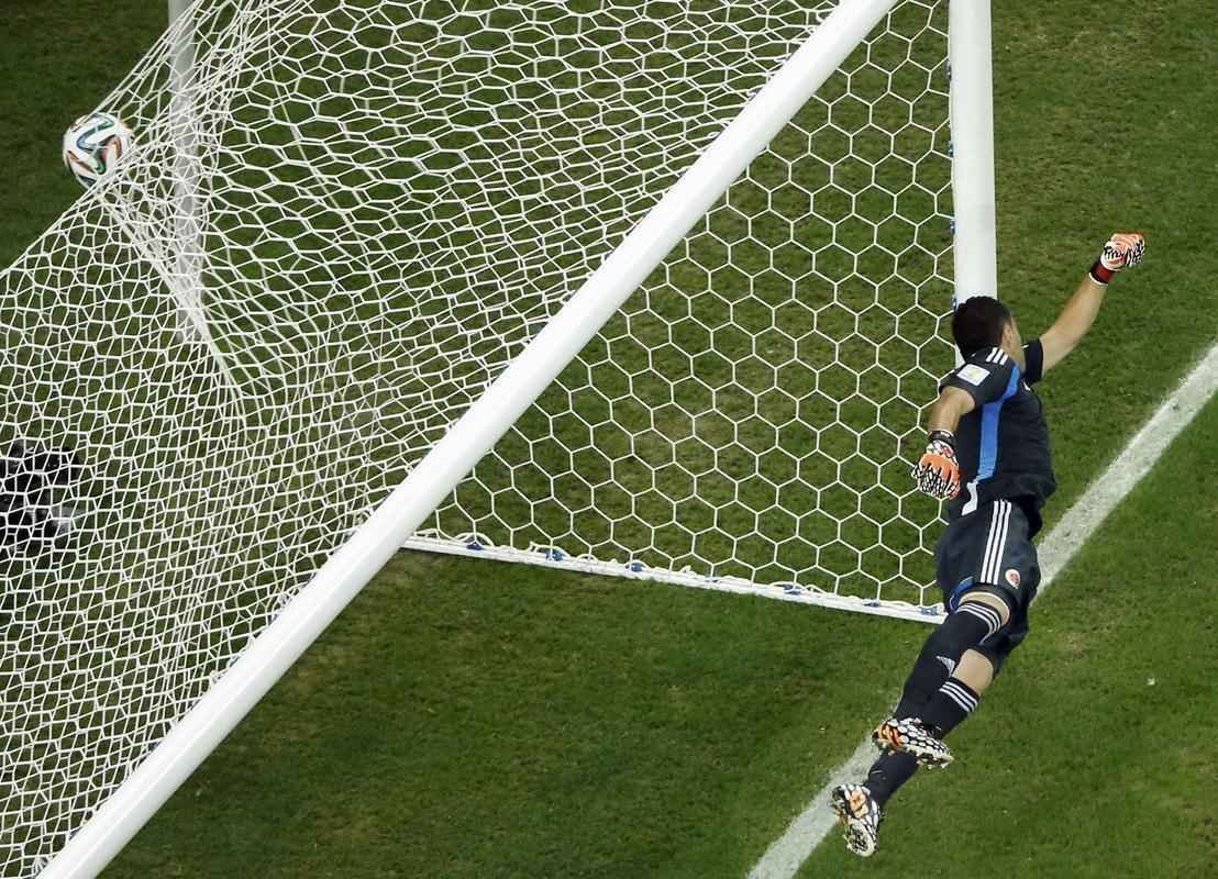 Zagueiro David Luiz marcou um belo gol de falta sobre a Colmbia, nesta sexta