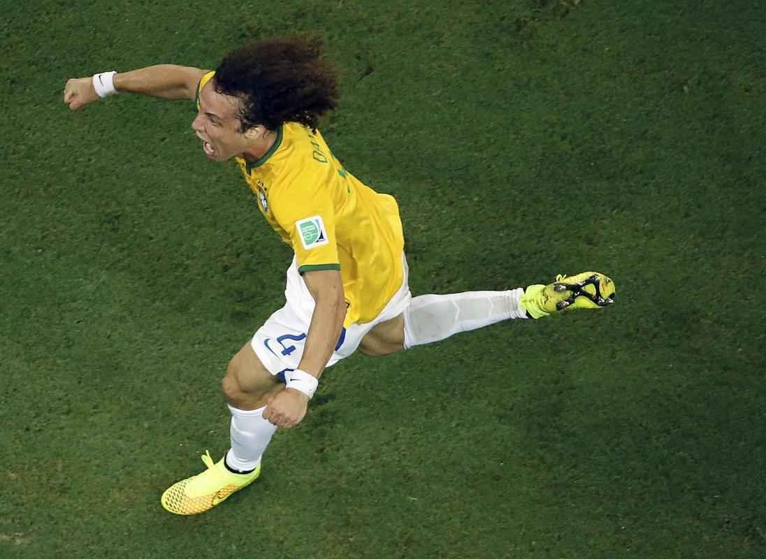 Zagueiro David Luiz marcou um belo gol de falta sobre a Colmbia, nesta sexta