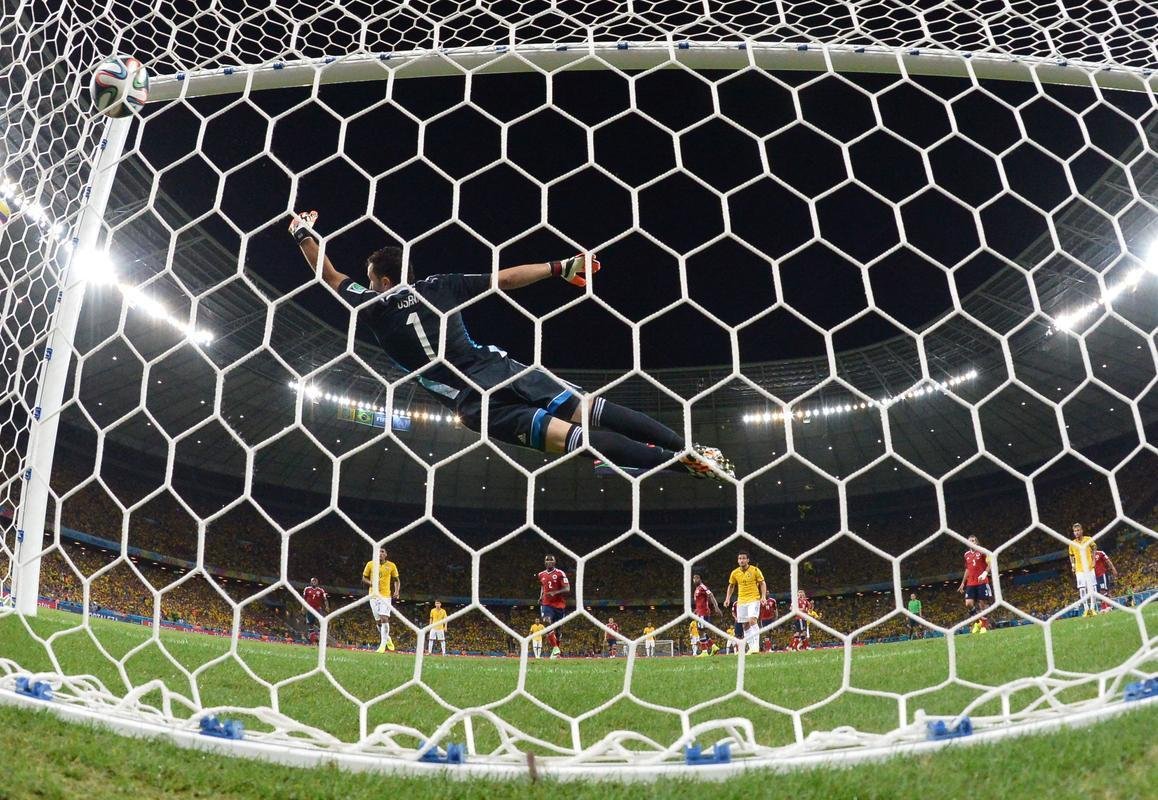 Zagueiro David Luiz marcou um belo gol de falta sobre a Colmbia, nesta sexta