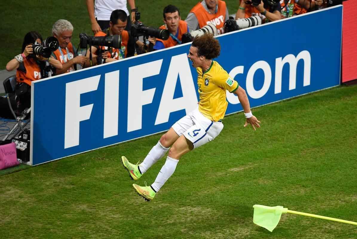 Zagueiro David Luiz marcou um belo gol de falta sobre a Colmbia, nesta sexta