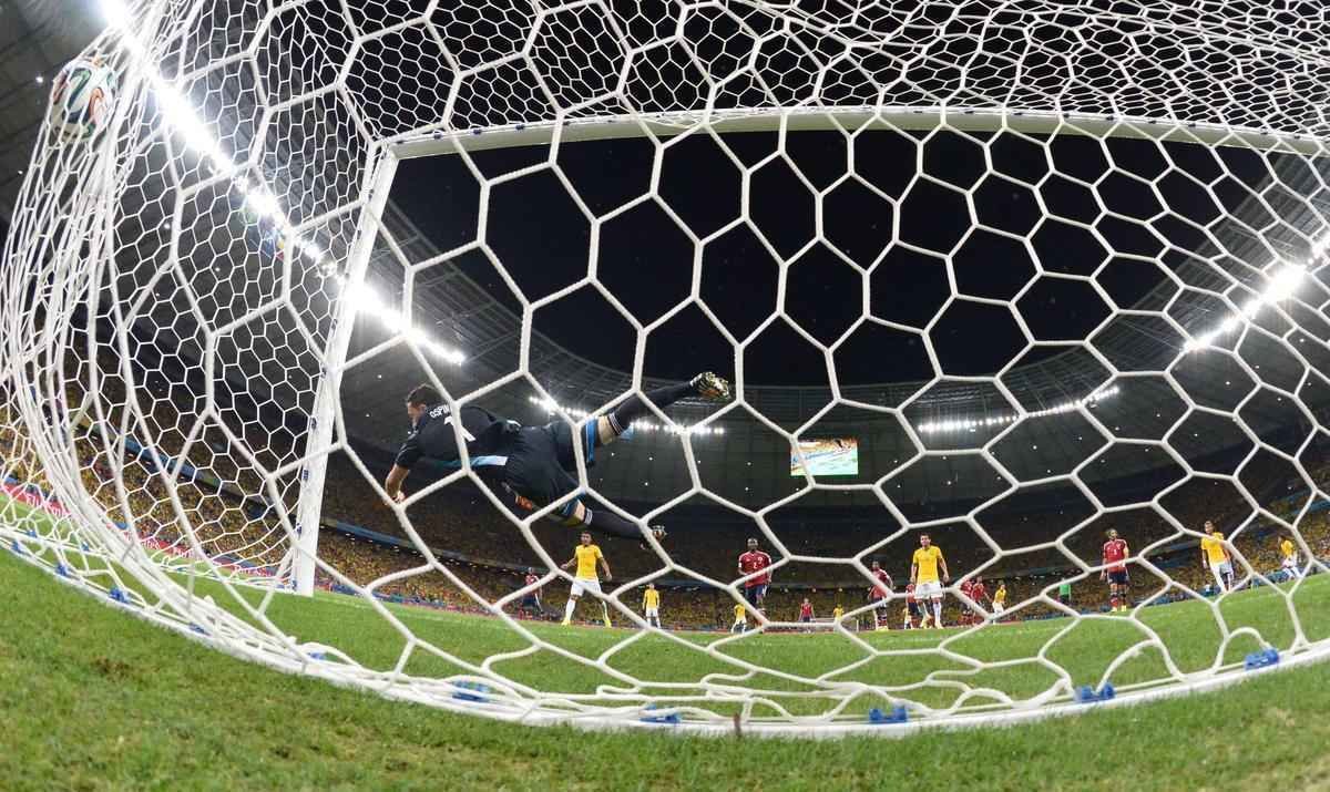 Zagueiro David Luiz marcou um belo gol de falta sobre a Colmbia, nesta sexta