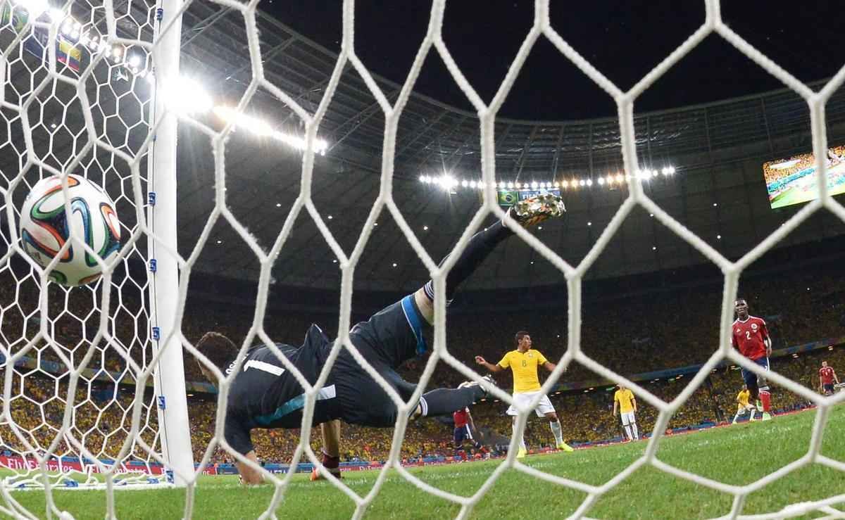 Zagueiro David Luiz marcou um belo gol de falta sobre a Colmbia, nesta sexta