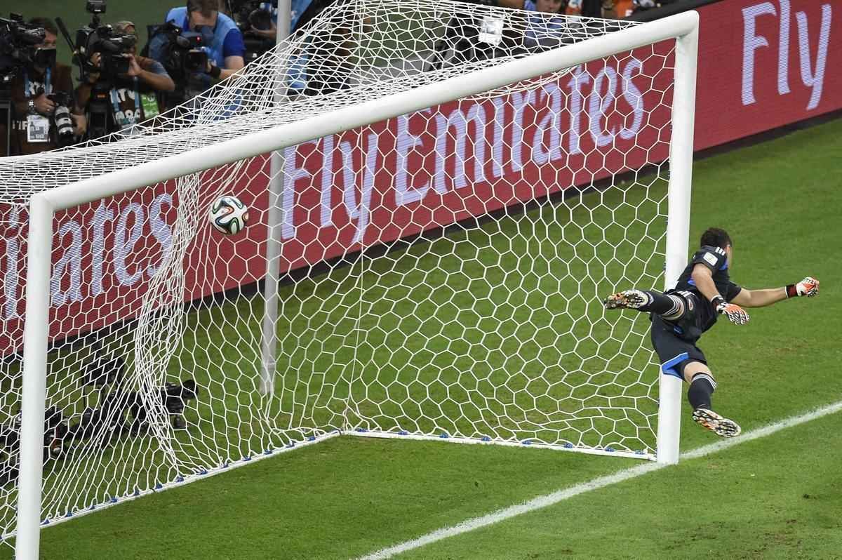 Zagueiro David Luiz marcou um belo gol de falta sobre a Colmbia, nesta sexta