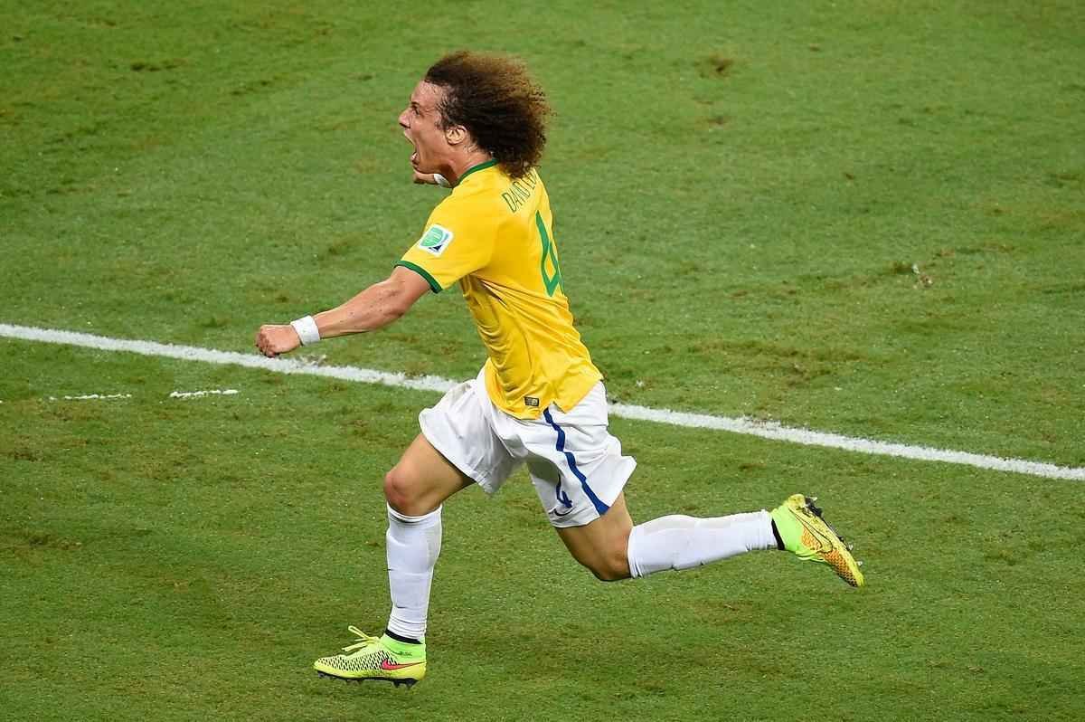 Zagueiro David Luiz marcou um belo gol de falta sobre a Colmbia, nesta sexta