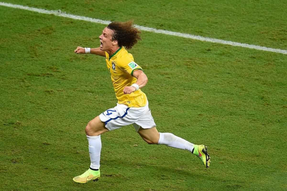 Zagueiro David Luiz marcou um belo gol de falta sobre a Colmbia, nesta sexta