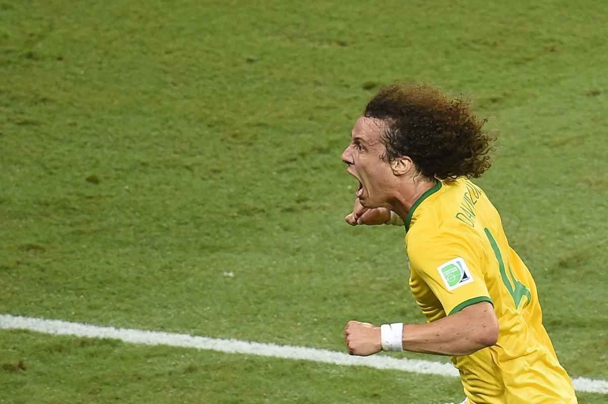 Zagueiro David Luiz marcou um belo gol de falta sobre a Colmbia, nesta sexta