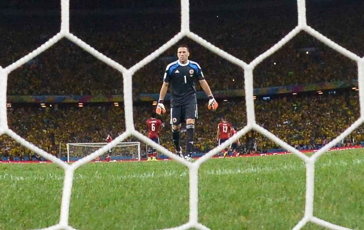 Zagueiro David Luiz marcou um belo gol de falta sobre a Colmbia, nesta sexta