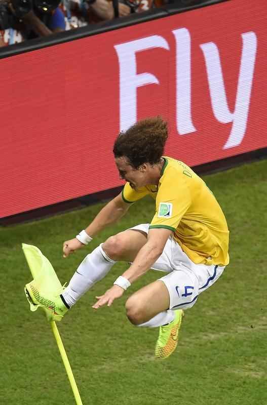 Zagueiro David Luiz marcou um belo gol de falta sobre a Colmbia, nesta sexta