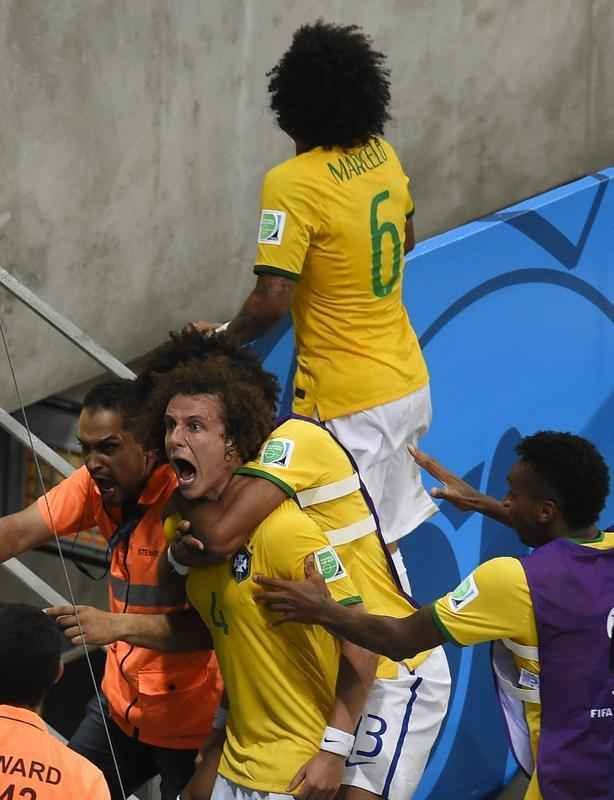 Zagueiro David Luiz marcou um belo gol de falta sobre a Colmbia, nesta sexta