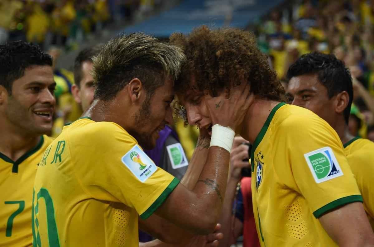 Zagueiro David Luiz marcou um belo gol de falta sobre a Colmbia, nesta sexta