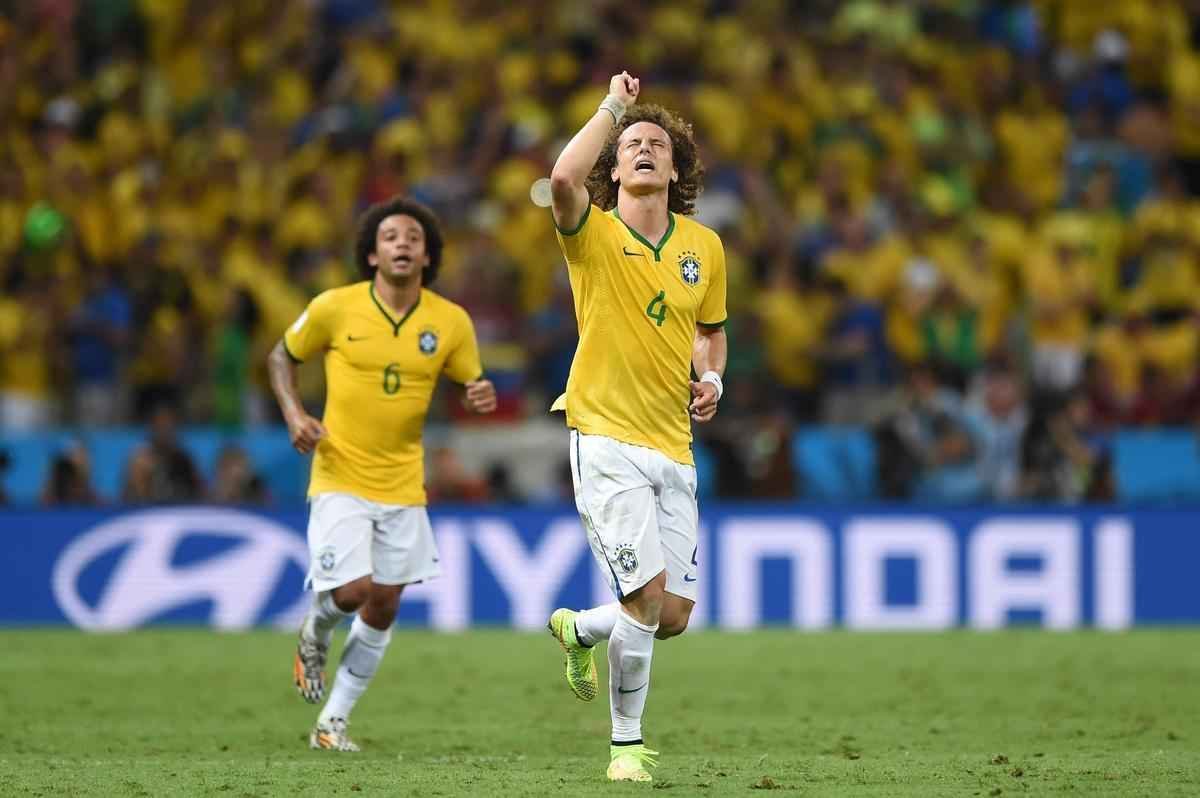 Zagueiro David Luiz marcou um belo gol de falta sobre a Colmbia, nesta sexta