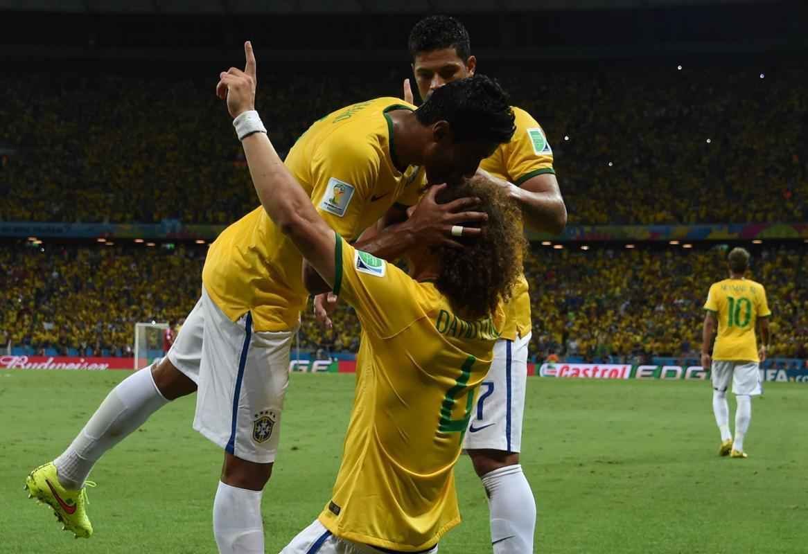 Zagueiro David Luiz marcou um belo gol de falta sobre a Colmbia, nesta sexta
