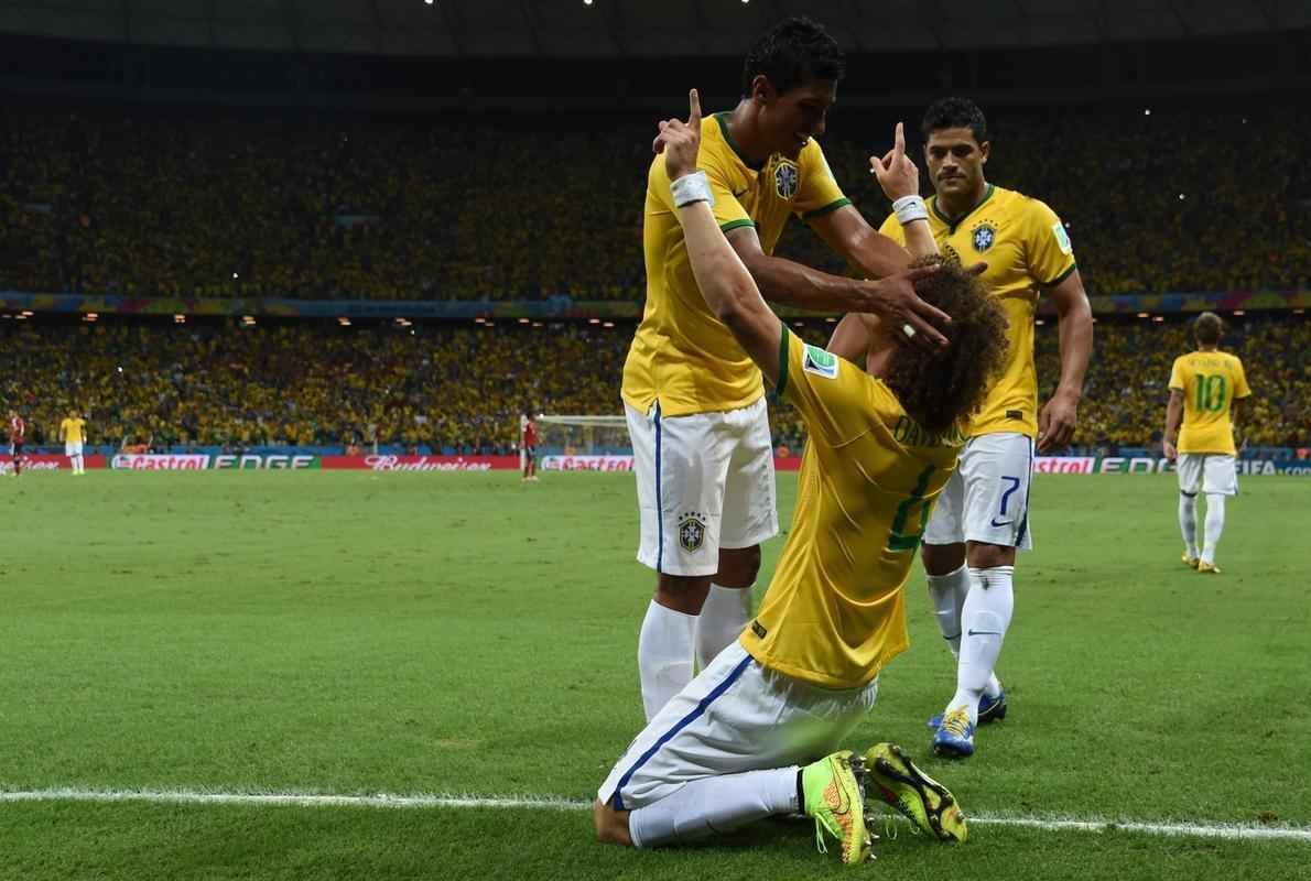 Zagueiro David Luiz marcou um belo gol de falta sobre a Colmbia, nesta sexta