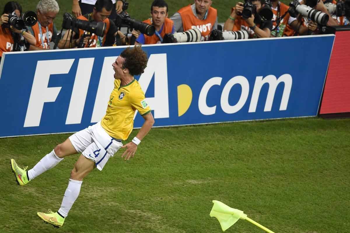 Zagueiro David Luiz marcou um belo gol de falta sobre a Colmbia, nesta sexta
