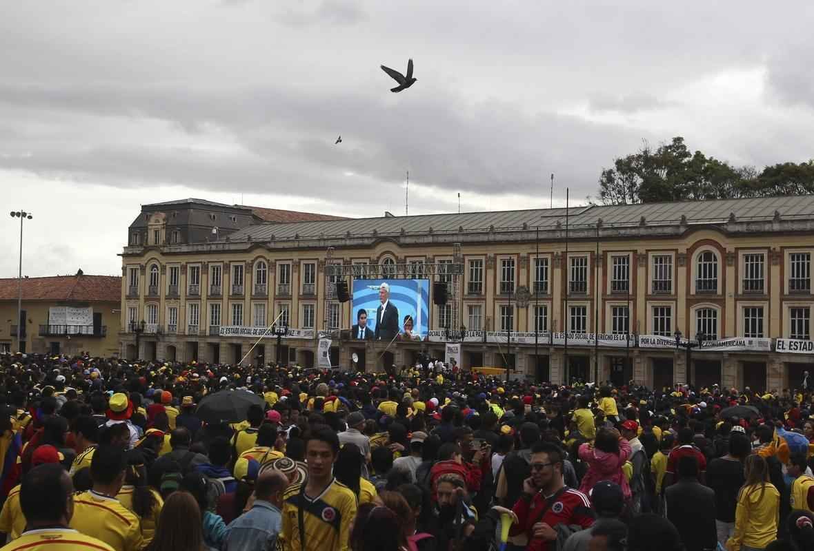 Os colombianos compareceram s ruas de Bogot para torcer pela equipe no confronto contra o Brasil, pelas quartas de final da Copa do Mundo. O resultado, porm, no foi o esperado: 2 a 1 a favor os anfitries. Apesar da eliminao, a Colmbia registrou sua melhor campanha na histria do Mundial.