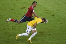 Fotos do lance em que Zúñiga atinge Neymar e quebra a vértebra do brasileiro