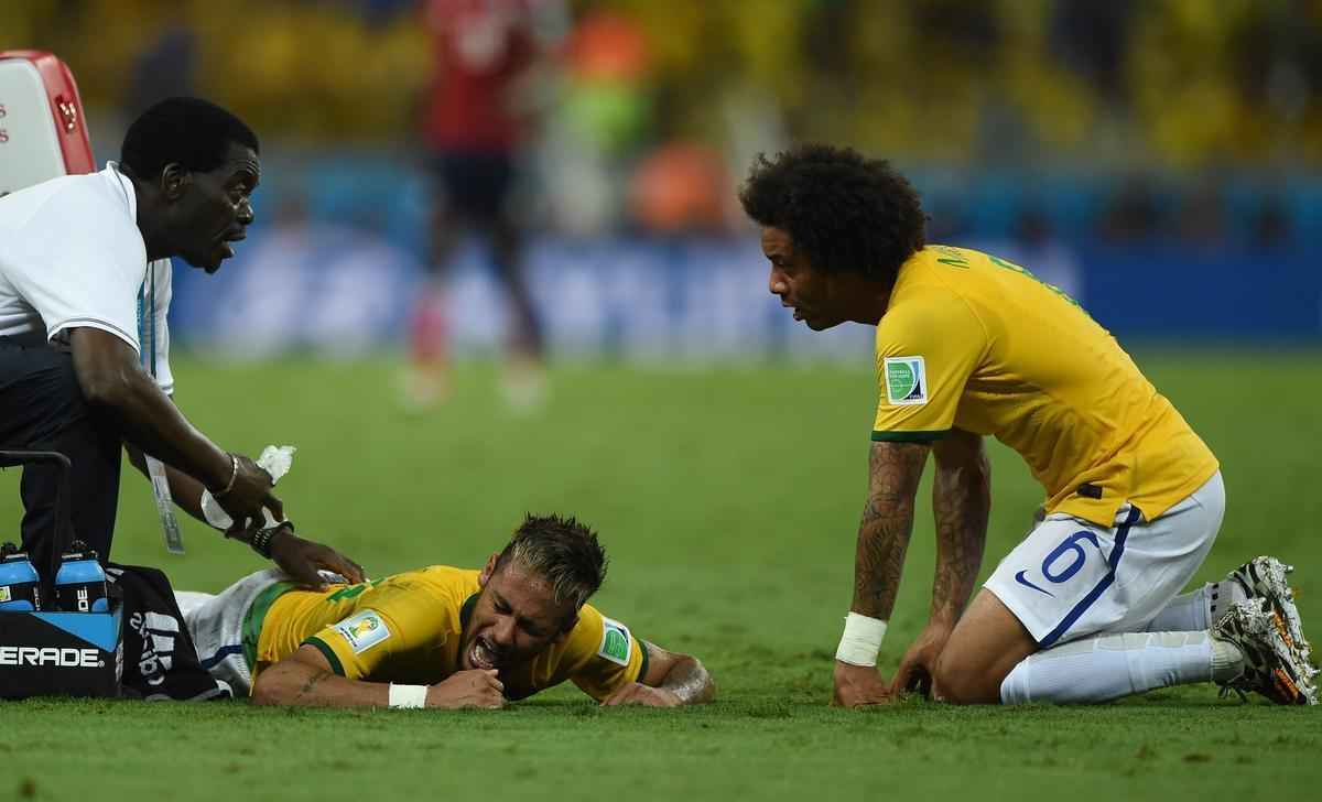 Fotos Do Lance Em Que Zúñiga Quebra A Vértebra De Neymar Superesportes 2140