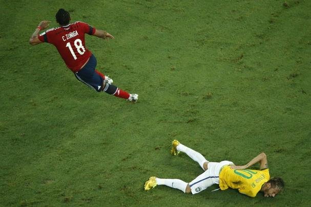 Lateral-direito colombiano acertou Neymar e colocou fim  Copa do Mundo para o brasileiro