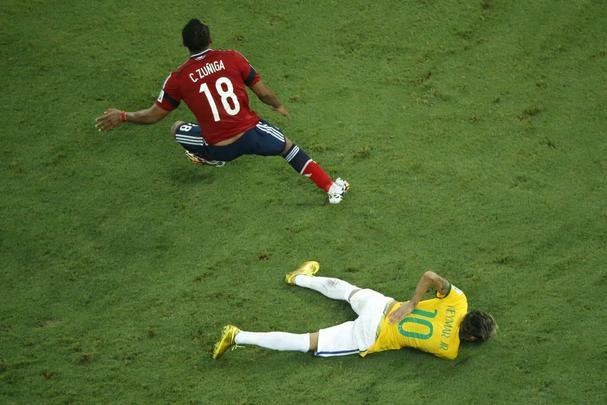 Lateral-direito colombiano acertou Neymar e colocou fim  Copa do Mundo para o brasileiro