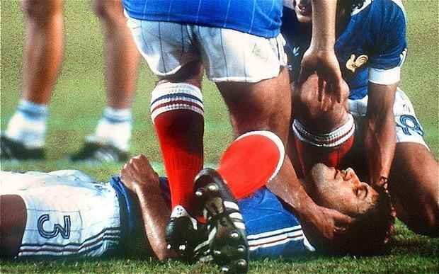 Patrick Battiston passou por um susto em 1982, na Espanha. Em uma dividida com o goleiro alemo, Schumacher, ele quebrou trs dentes e foi cortado