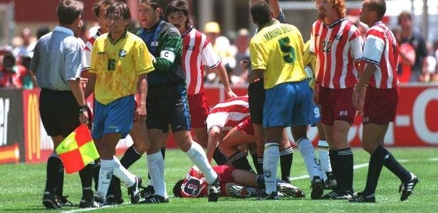 Leonardo acertou cotovelada em Tab Ramos, que fraturou o rosto. O jogador brasileiro pegou quatro jogos de gancho e tambm ficou fora da disputa, com Branco assumindo a titularidade. De qualquer forma, o americano teve a sua seleo eliminada na disputa das oitavas. 