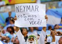 No Mané Garrincha, torcedores fazem mensagens de apoio a Neymar