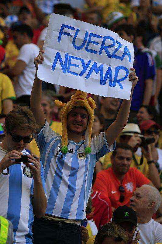 Durante jogo entre Argentina e Blgica, no Estdio Nacional Man Garrincha, de Braslia, torcedores usaram cartazes para mandar mensagens de apoio a Neymar. At argentinos se solidarizaram com o brasileiro que est fora da Copa do Mundo