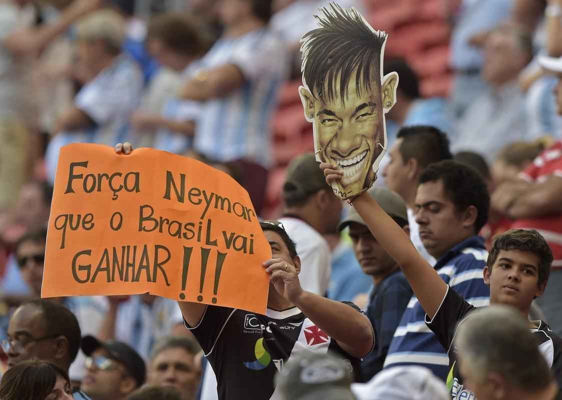 Durante jogo entre Argentina e Blgica, no Estdio Nacional Man Garrincha, de Braslia, torcedores usaram cartazes para mandar mensagens de apoio a Neymar. At argentinos se solidarizaram com o brasileiro que est fora da Copa do Mundo
