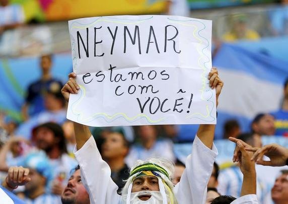 Durante jogo entre Argentina e Blgica, no Estdio Nacional Man Garrincha, de Braslia, torcedores usaram cartazes para mandar mensagens de apoio a Neymar. At argentinos se solidarizaram com o brasileiro que est fora da Copa do Mundo