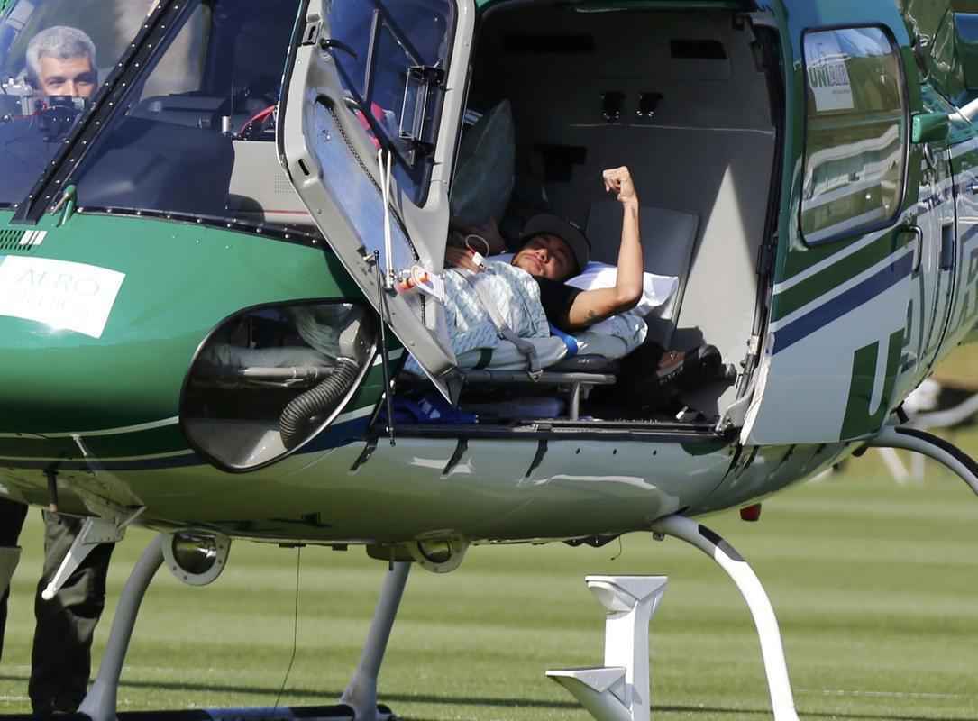 Fora da Copa por uma fratura na vrtebra, Neymar  levado de helicptero para casa