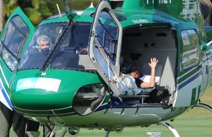 Fora da Copa por uma fratura na vrtebra, Neymar  levado de helicptero para casa