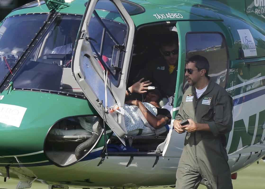Fora da Copa por uma fratura na vrtebra, Neymar  levado de helicptero para casa