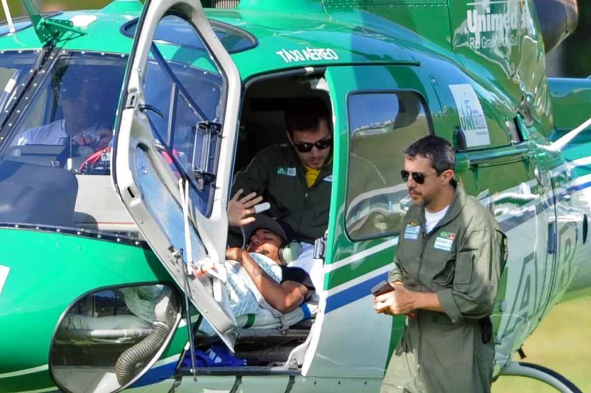 Fora da Copa por uma fratura na vrtebra, Neymar  levado de helicptero para casa