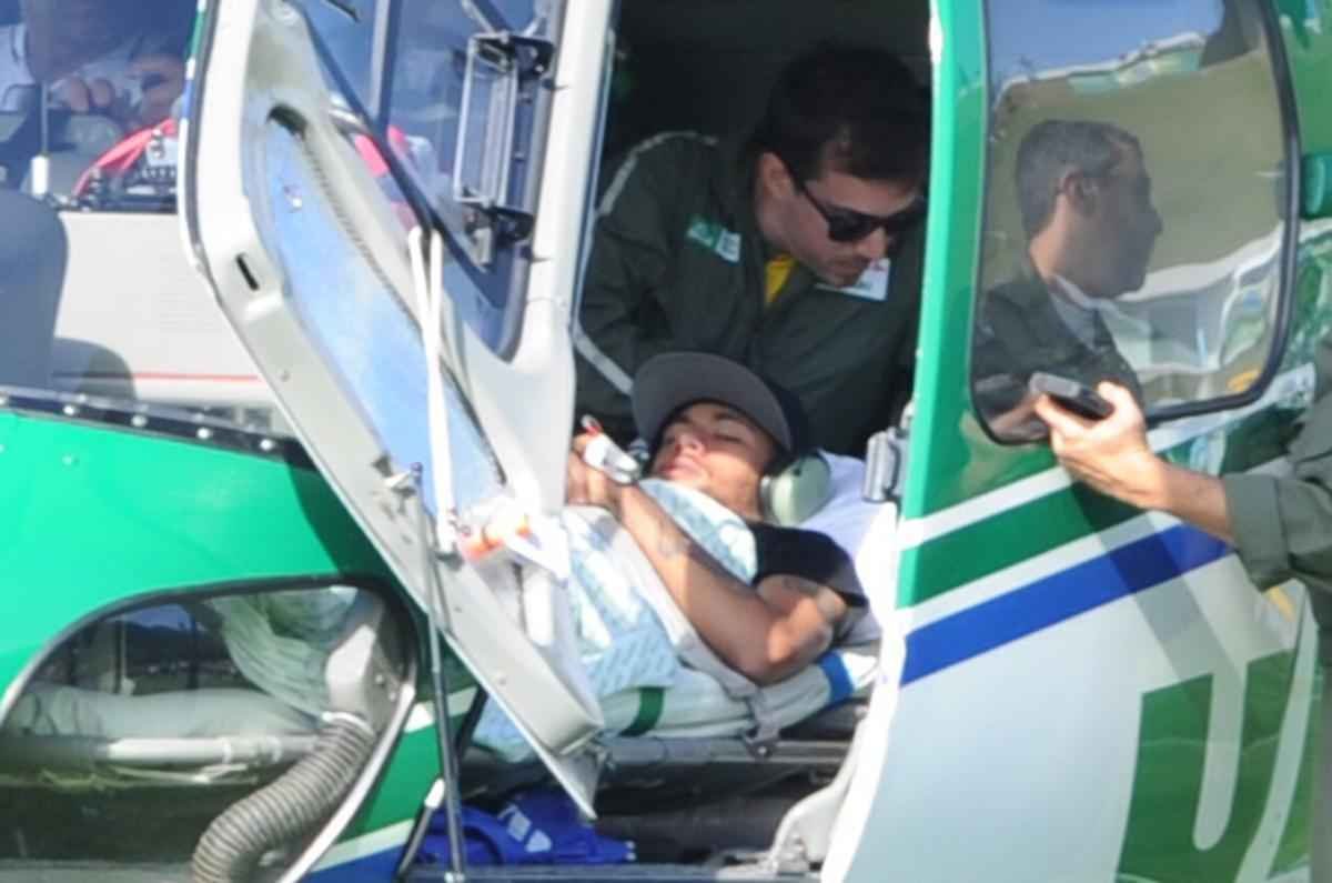 Fora da Copa por uma fratura na vrtebra, Neymar  levado de helicptero para casa