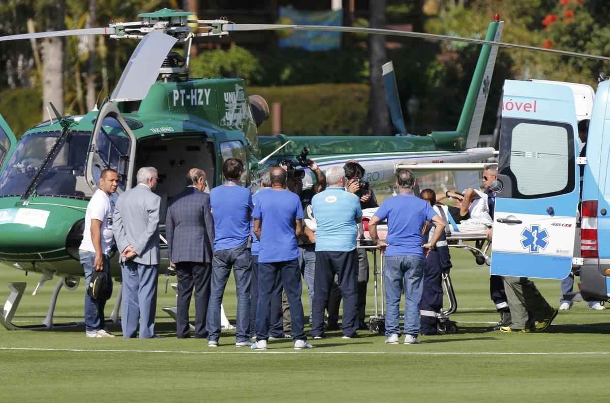 Fora da Copa por uma fratura na vrtebra, Neymar  levado de helicptero para casa