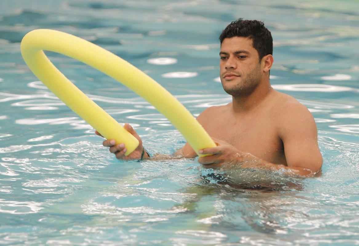 Na Granja Comary, a Seleo Brasileira continua homenageando o craque Neymar, cortado do restante da Copa do Mundo por conta de uma fratura na vrtebra. Durante treino regenerativo, os titulares foram fotografados fazendo a letra T com os braos em aluso ao bordo 'tis', criado pelo camisa 10 da equipe verde-amarela. Na prxima tera-feira, no Mineiro, o Brasil enfrentar a Alemanha pela semifinal do Mundial, s 17h. Por conta da leso, Neymar acompanhar o restante da competio em sua residncia no Guaruj, litoral de So Paulo.