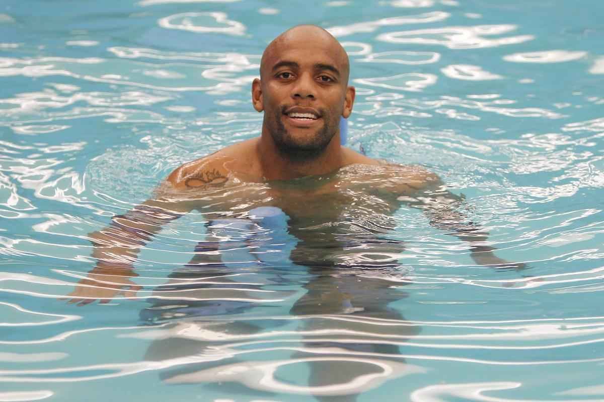 Na Granja Comary, a Seleo Brasileira continua homenageando o craque Neymar, cortado do restante da Copa do Mundo por conta de uma fratura na vrtebra. Durante treino regenerativo, os titulares foram fotografados fazendo a letra T com os braos em aluso ao bordo 'tis', criado pelo camisa 10 da equipe verde-amarela. Na prxima tera-feira, no Mineiro, o Brasil enfrentar a Alemanha pela semifinal do Mundial, s 17h. Por conta da leso, Neymar acompanhar o restante da competio em sua residncia no Guaruj, litoral de So Paulo.
