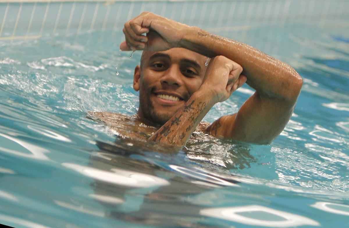 Na Granja Comary, a Seleo Brasileira continua homenageando o craque Neymar, cortado do restante da Copa do Mundo por conta de uma fratura na vrtebra. Durante treino regenerativo, os titulares foram fotografados fazendo a letra T com os braos em aluso ao bordo 'tis', criado pelo camisa 10 da equipe verde-amarela. Na prxima tera-feira, no Mineiro, o Brasil enfrentar a Alemanha pela semifinal do Mundial, s 17h. Por conta da leso, Neymar acompanhar o restante da competio em sua residncia no Guaruj, litoral de So Paulo.