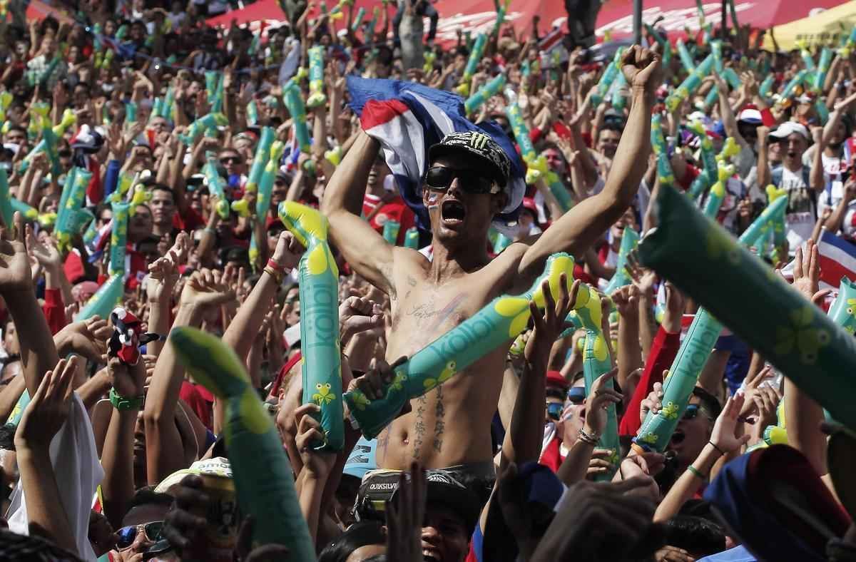 Em San Jos, na Costa Rica, muitos torcedores se envolveram numa briga depois da eliminao da seleo na Copa do Mundo para a Holanda, nos pnaltis, por 4 a 3, em jogo disputado na Fonte Nova, em Salvador. Polcia demorou a conter o tumulto. Antes disso, havia grande expectativa pela classificao indita e tenso tomou conta do pblico em praa da cidade