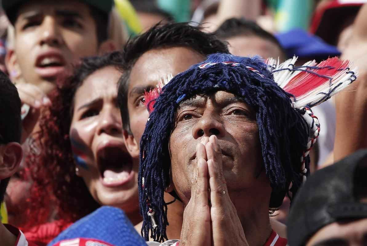 Em San Jos, na Costa Rica, muitos torcedores se envolveram numa briga depois da eliminao da seleo na Copa do Mundo para a Holanda, nos pnaltis, por 4 a 3, em jogo disputado na Fonte Nova, em Salvador. Polcia demorou a conter o tumulto. Antes disso, havia grande expectativa pela classificao indita e tenso tomou conta do pblico em praa da cidade