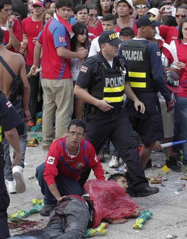 Em San Jos, na Costa Rica, muitos torcedores se envolveram numa briga depois da eliminao da seleo na Copa do Mundo para a Holanda, nos pnaltis, por 4 a 3, em jogo disputado na Fonte Nova, em Salvador. Polcia demorou a conter o tumulto. Antes disso, havia grande expectativa pela classificao indita e tenso tomou conta do pblico em praa da cidade