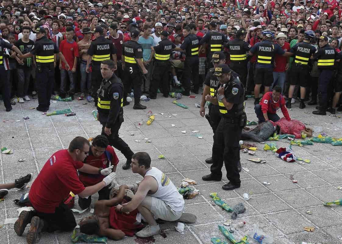 Em San Jos, na Costa Rica, muitos torcedores se envolveram numa briga depois da eliminao da seleo na Copa do Mundo para a Holanda, nos pnaltis, por 4 a 3, em jogo disputado na Fonte Nova, em Salvador. Polcia demorou a conter o tumulto. Antes disso, havia grande expectativa pela classificao indita e tenso tomou conta do pblico em praa da cidade