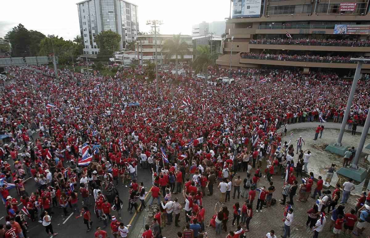Em San Jos, na Costa Rica, muitos torcedores se envolveram numa briga depois da eliminao da seleo na Copa do Mundo para a Holanda, nos pnaltis, por 4 a 3, em jogo disputado na Fonte Nova, em Salvador. Polcia demorou a conter o tumulto. Antes disso, havia grande expectativa pela classificao indita e tenso tomou conta do pblico em praa da cidade