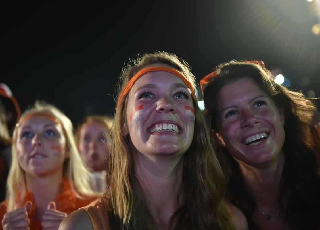 Torcedores holandeses assistiram ao jogo contra a Costa Rica nas areias de Copacabana e foram da tenso  euforia depois da deciso por pnaltis no Estdio Fonte Nova, em Salvador. Holanda ter a Argentina como rival na semifinal, na quarta-feira, em So Paulo