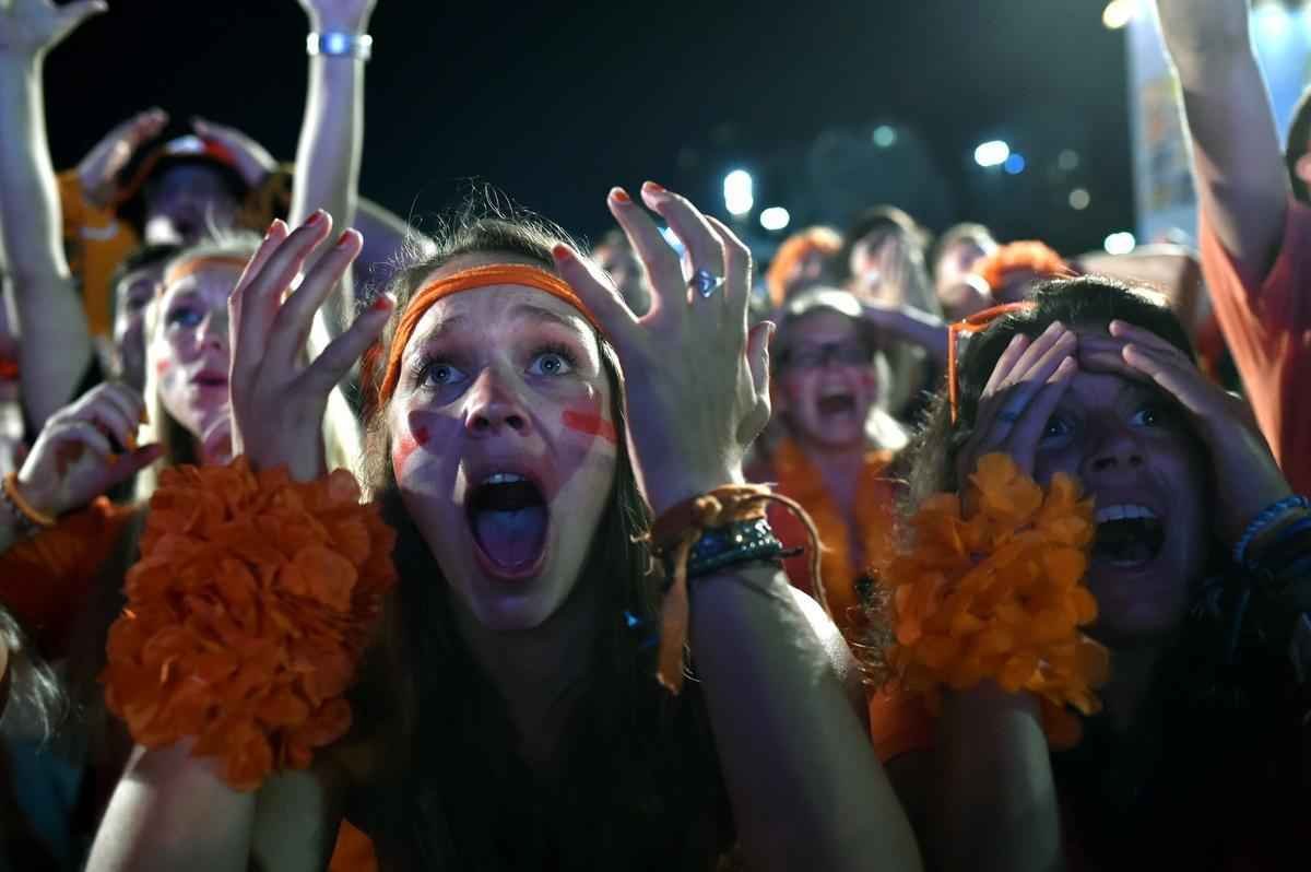 Torcedores holandeses assistiram ao jogo contra a Costa Rica nas areias de Copacabana e foram da tenso  euforia depois da deciso por pnaltis no Estdio Fonte Nova, em Salvador. Holanda ter a Argentina como rival na semifinal, na quarta-feira, em So Paulo