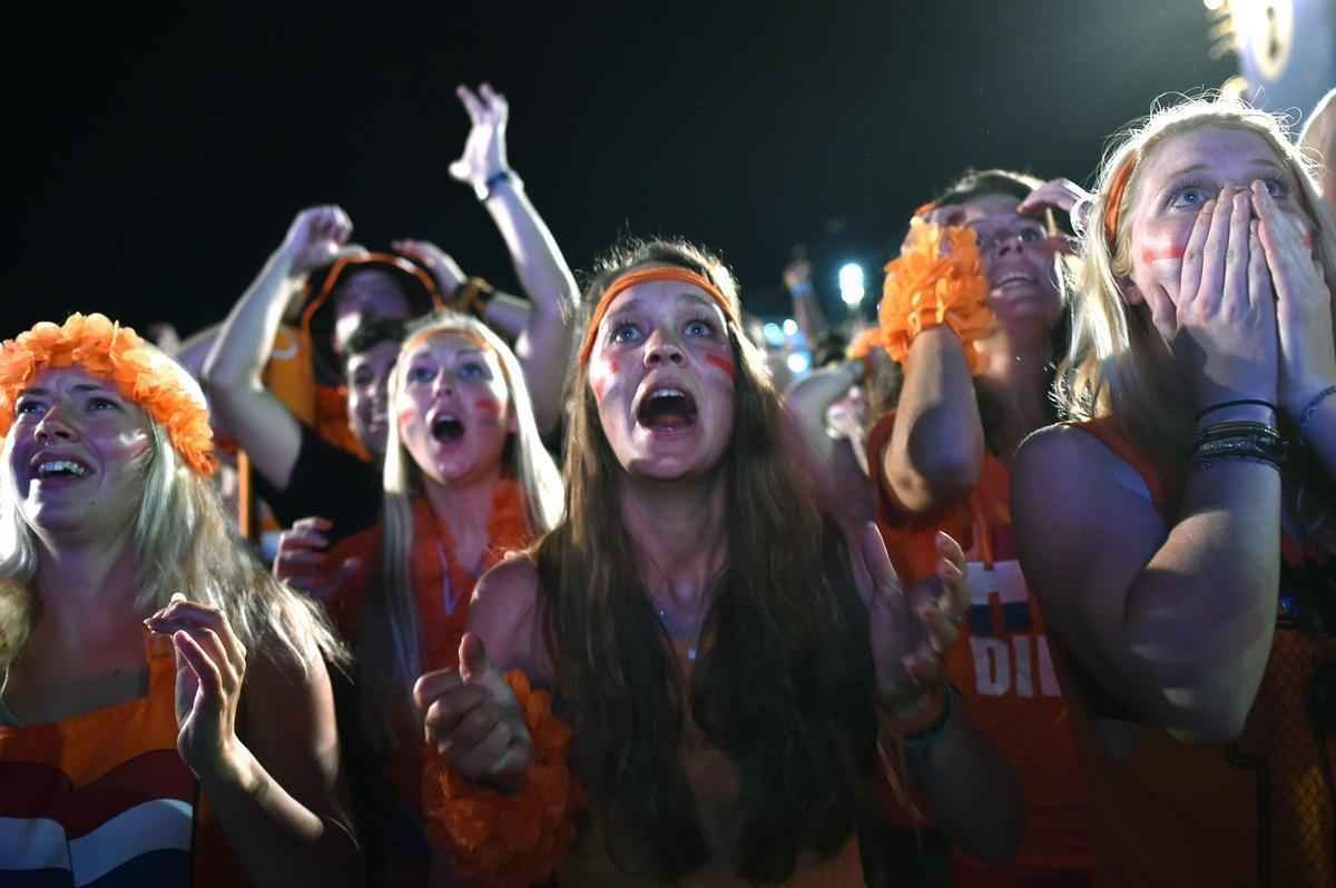 Torcedores holandeses assistiram ao jogo contra a Costa Rica nas areias de Copacabana e foram da tenso  euforia depois da deciso por pnaltis no Estdio Fonte Nova, em Salvador. Holanda ter a Argentina como rival na semifinal, na quarta-feira, em So Paulo
