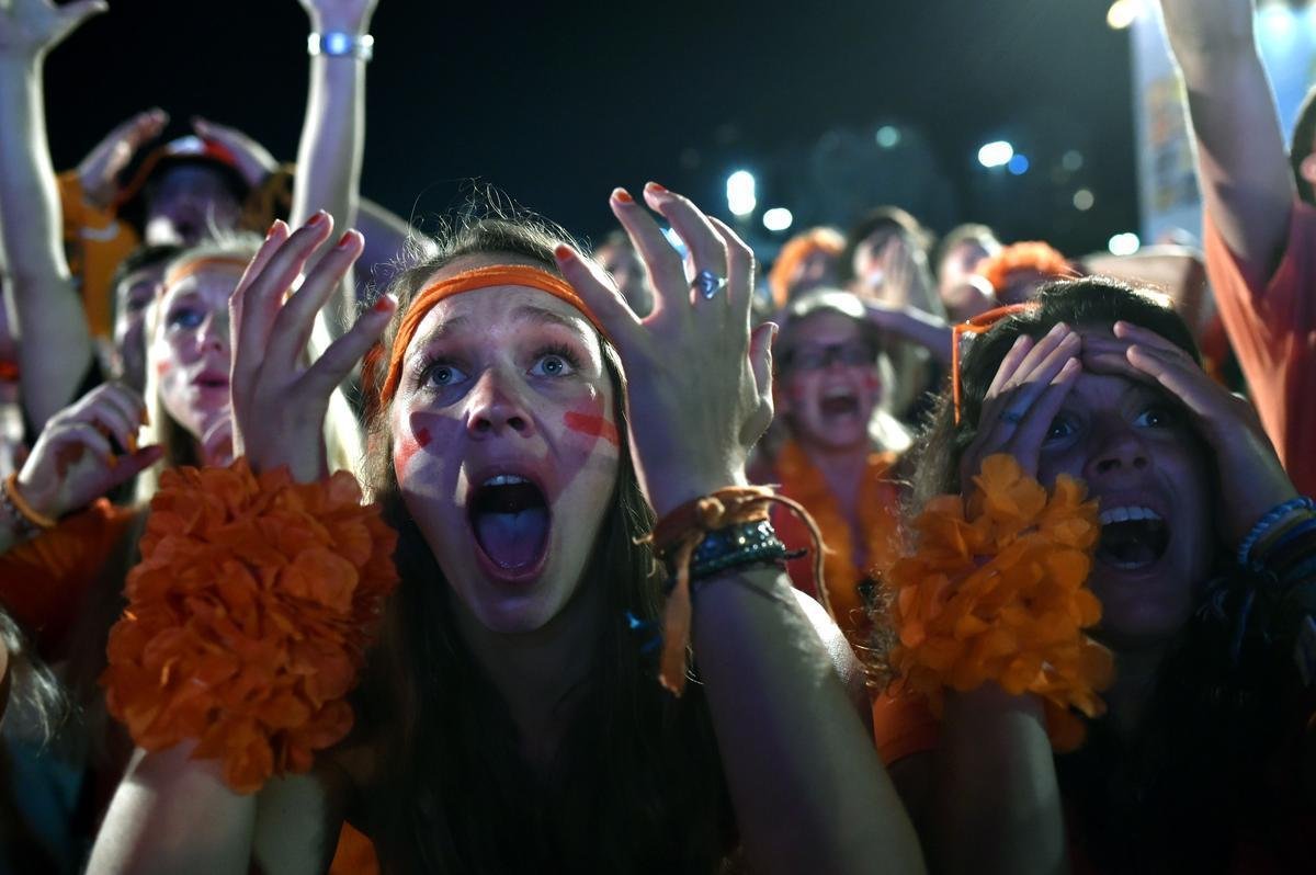 Torcedores holandeses assistiram ao jogo contra a Costa Rica nas areias de Copacabana e foram da tenso  euforia depois da deciso por pnaltis no Estdio Fonte Nova, em Salvador. Holanda ter a Argentina como rival na semifinal, na quarta-feira, em So Paulo